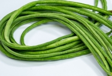 炒豇豆直接炒还是焯水 炒豇豆的详细步骤